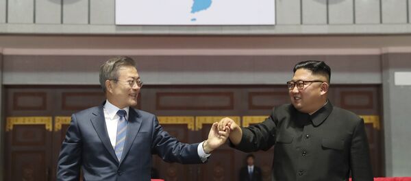 Encontro do presidente sul-coreano, Moon Jae-in, com o líder da Coreia do Norte, Kim Jong un, em Pyongyang, em 19 de setembro de 2018 - Sputnik Brasil