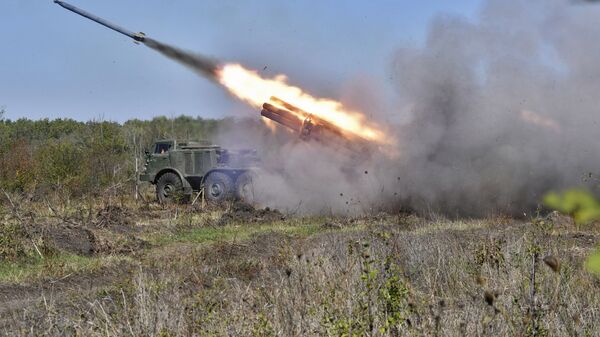 Lançador múltiplo de mísseis Uragan durante exercício da artilharia tática no campo de treinamento de Molkino, em Krasnodar - Sputnik Brasil