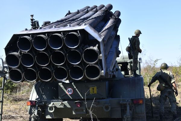 Lançador múltiplo de mísseis Uragan durante exercício da artilharia tática no campo de treinamento de Molkino, em Krasnodar - Sputnik Brasil