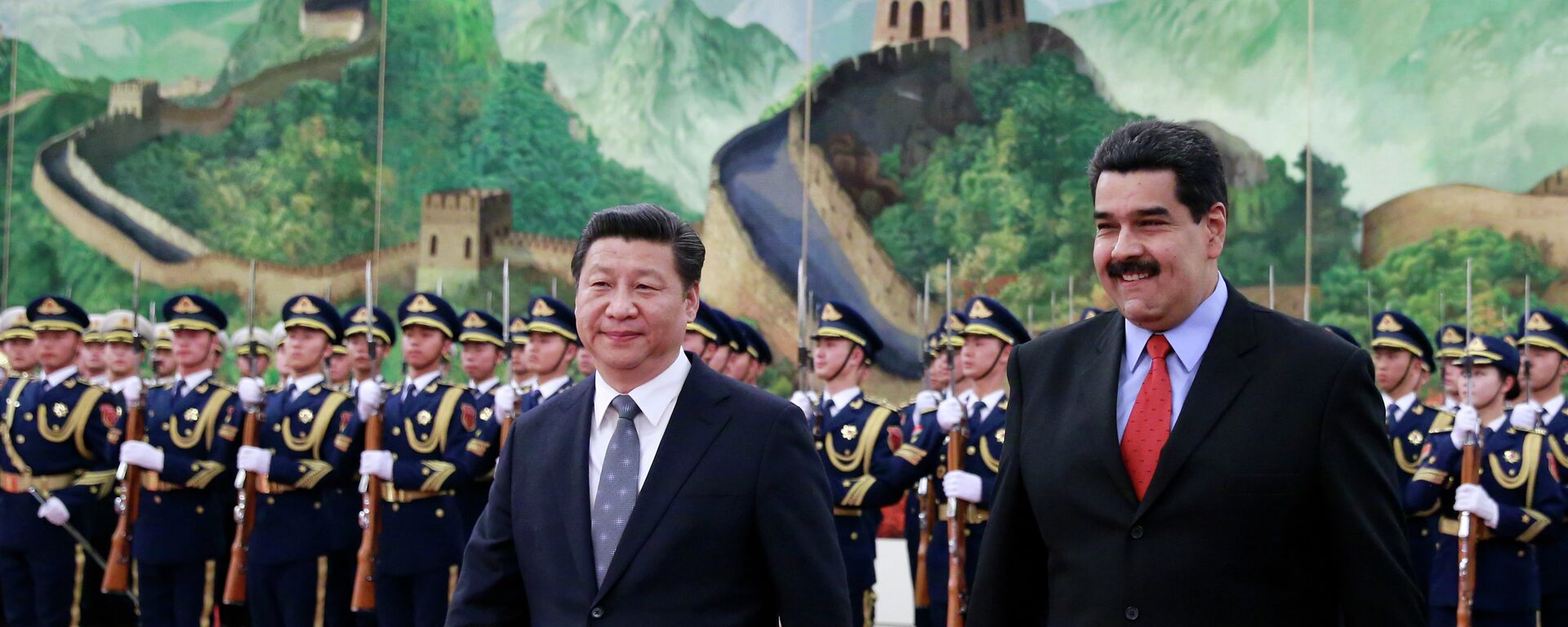 O presidente chinês, Xi Jinping, com o presidente da Venezuela, Nicolás Maduro, durante a visita do último à China - Sputnik Brasil, 1920, 29.12.2025