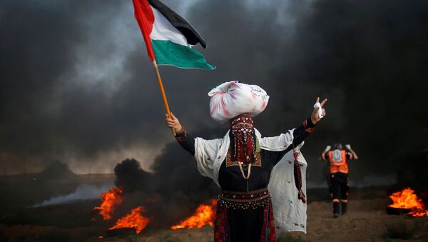 Mulher com uma bandeira palestina durante um protesto contra o bloqueio da Faixa de Gaza por Israel - Sputnik Brasil