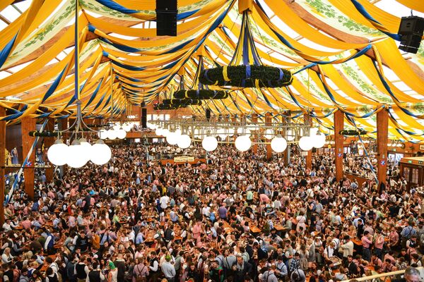 Visitantes se reúnem para a cerimônia de abertura do festival de cerveja Oktoberfest, em Munique, na Alemanha, em 22 de setembro de 2018 - Sputnik Brasil