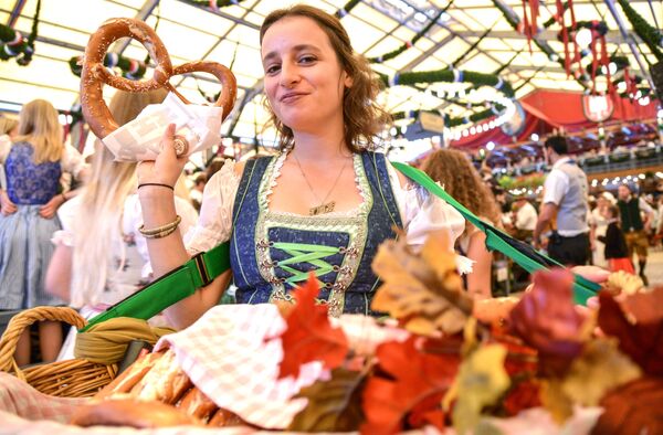 Garçonete distribui bretzels durante a cerimônia de abertura do festival de cerveja Oktoberfest, em Munique, na Alemanha, em 22 de setembro de 2018 - Sputnik Brasil