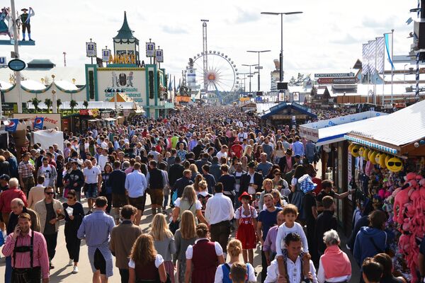 Visitantes se reúnem para a cerimônia de abertura do festival de cerveja Oktoberfest, em Munique, na Alemanha, em 22 de setembro de 2018 - Sputnik Brasil