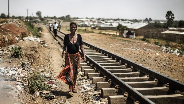 Mulher zambiana caminhando ao longo de trilhos nos arredores de Lusaka, Zâmbia (foto de arquivo) - Sputnik Brasil