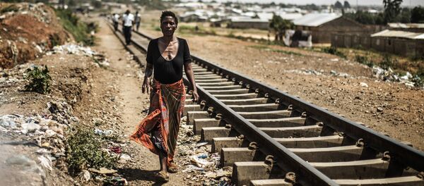 Mulher zambiana caminhando ao longo de trilhos nos arredores de Lusaka, Zâmbia (foto de arquivo) - Sputnik Brasil
