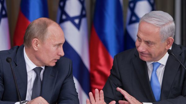 Russian President Vladimir Putin, left, listens to his host Israeli Prime Minister Benjamin Netanyahu as they prepare to deliver joint statements after their meeting and a lunch in the Israeli leader's Jerusalem residence, Monday, June 25, 2012 - Sputnik Brasil