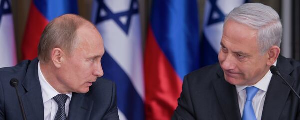 O presidente Vladimir Putin (à esquerda) ouve seu anfitrião, o primeiro-ministro de Israel Benjamin Netanyahu (à direita) após um encontro em Israel em junho de 2012. - Sputnik Brasil