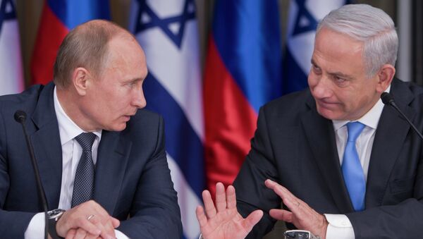 O presidente Vladimir Putin (à esquerda) ouve seu anfitrião, o primeiro-ministro de Israel Benjamin Netanyahu (à direita) após um encontro em Israel em junho de 2012. - Sputnik Brasil