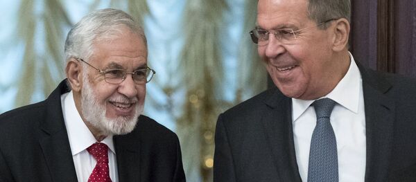 O ministro da Relações Exteriores da Rússia, Sergei Lavrov (à direita) ao lado do chanceler da Líbia, Mohamed Taha Siala, durante encontro realizado em Moscou em dezembro de 2017. O ministro da Relações Exteriores da Rússia, Sergei Lavrov (à direita) ao lado do chanceler da Líbia, Mohamed Taha Siala, durante encontro realizado em Moscou em dezembro de 2017. - Sputnik Brasil