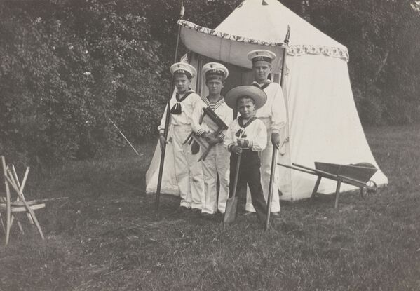 Alexei Romanov, filho do imperador Nicolau II, passando tempo no Palácio de Gatchina perto de São Petersburgo, 1915 - Sputnik Brasil