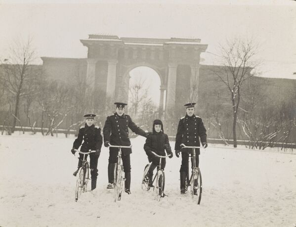 Crianças andando de bicicleta na neve em Tsarskoe Selo (Vila do Czar), 1915 - Sputnik Brasil