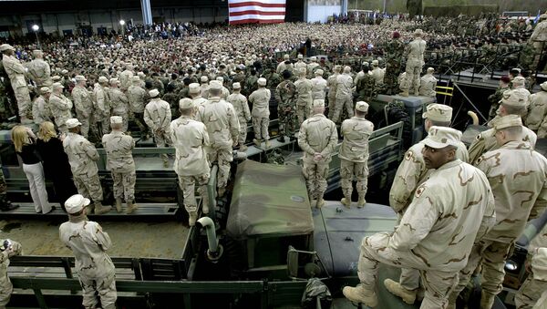 Militares norte-americanos ouvem um discurso do então presidente dos EUA, George W. Bush, em Fort Polk, Louisiana, em 17 de fevereiro de 2004 - Sputnik Brasil