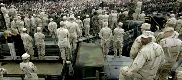 Militares norte-americanos ouvem um discurso do então presidente dos EUA, George W. Bush, em Fort Polk, Louisiana, em 17 de fevereiro de 2004 - Sputnik Brasil