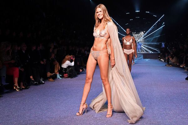 Modelos vestem roupa íntima bege na passarela em Paris - Sputnik Brasil