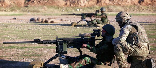 Instrutor britânico em treinamento com combatentes curdos iraquianos nos arredores de Arbil em novembro de 2014 Instrutor britânico em treinamento com combatentes curdos iraquianos nos arredores de Arbil em novembro de 2014 - Sputnik Brasil