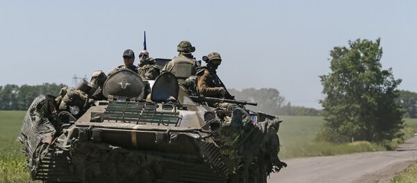 Militares ucranianos sobre um blindado perto de Donetsk, foto de arquivo - Sputnik Brasil