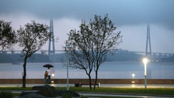 Jovens passeiam na beira do estreito Bósforo Oriental, na ilha de Russky em Vladivostok - Sputnik Brasil