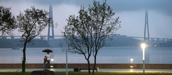 Jovens passeiam na beira do estreito Bósforo Oriental, na ilha de Russky em Vladivostok - Sputnik Brasil