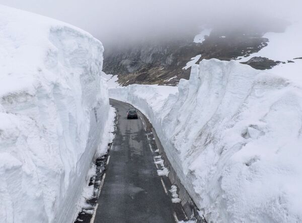 Carro em um monte na Noruega - Sputnik Brasil