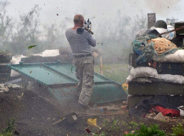 Militar ucraniano dispara de lançador de granadas em Donetsk - Sputnik Brasil