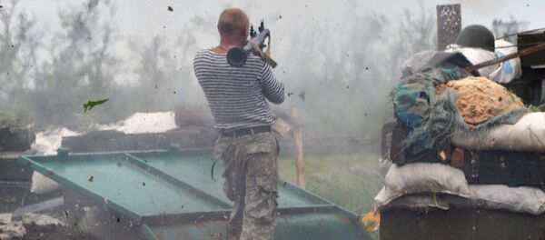 Militar ucraniano dispara de lançador de granadas em Donetsk - Sputnik Brasil