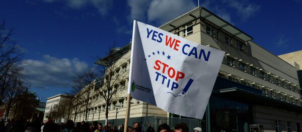 Ativistas anti-TTIP Ativistas anti-TTIP - Sputnik Brasil