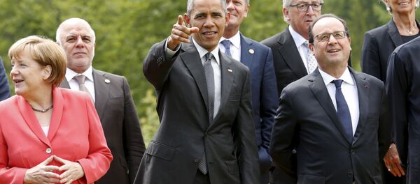 German Chancellor Angela Merkel, U.S. President Barack Obama and French President Francois Hollande occupy the front row as they take part in a leaders and outreach guests group photo at the Group of Seven (G7) Summit in the Bavarian town of Kruen, Germany June 8, 2015. German Chancellor Angela Merkel, U.S. President Barack Obama and French President Francois Hollande occupy the front row as they take part in a leaders and outreach guests group photo at the Group of Seven (G7) Summit in the Bavarian town of Kruen, Germany June 8, 2015. - Sputnik Brasil
