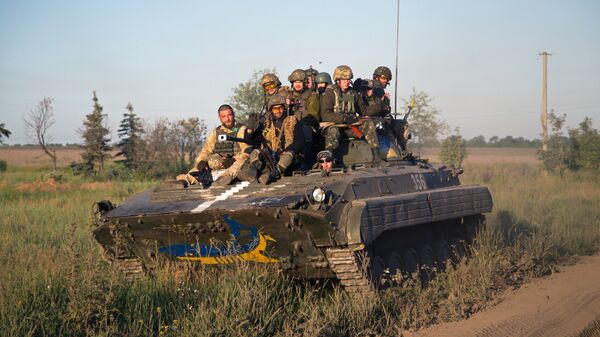 Soldados ucranianos durante patrulhamento nas proximidades do aeroporto de Donetsk, no último domingo (7) - Sputnik Brasil