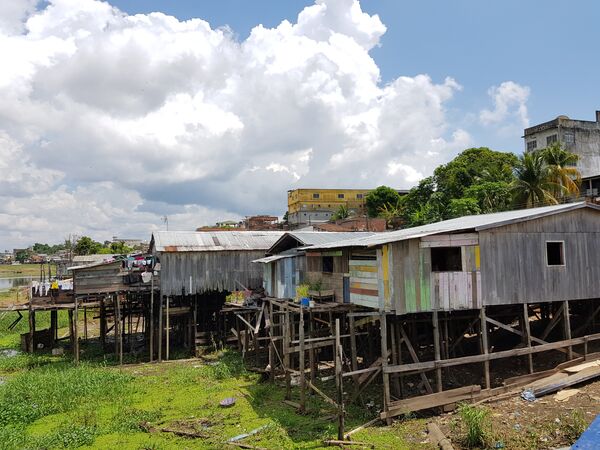 Palafitas e pequenos rios compõem a paisagem de Coari, a Capital dos Piratas na Amazônia Palafitas e pequenos rios compõem a paisagem de Coari, a Capital dos Piratas na Amazônia - Sputnik Brasil