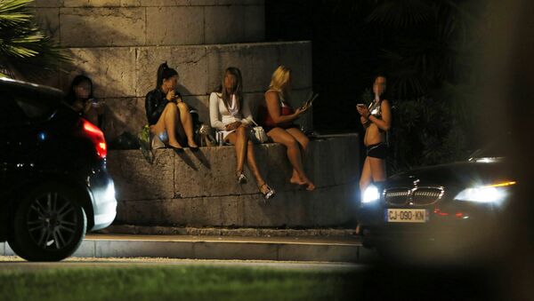 Prostitutas esperam por clientes na França - Sputnik Brasil