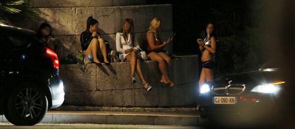 Prostitutas esperam por clientes na França - Sputnik Brasil