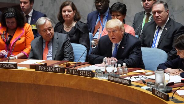 UN General Secretary Antonio Guterres listens as US President Donald Trump (C) opens the UN Security Council meeting on September 26, 2018 in New York on the sidelines of the UN General Assembly - Sputnik Brasil