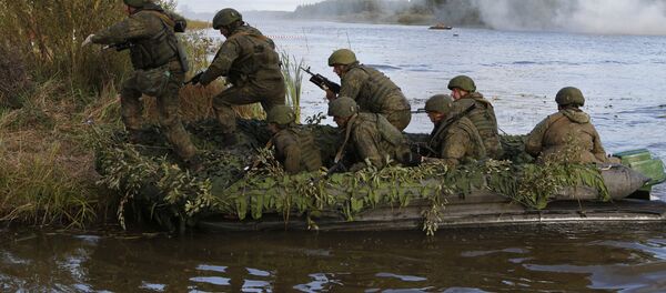 Militares das Tropas Aerotransportadas da Rússia ultrapassam obstáculos aquáticos no decurso dos treinamentos táticos no polígono de Pesochnoe na região russa de Kostroma - Sputnik Brasil