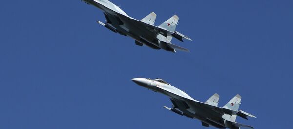 Caças multifuncionais Su-35 efetuam manobras no polígono russo de Pesochnoe na região russa de Kostroma - Sputnik Brasil