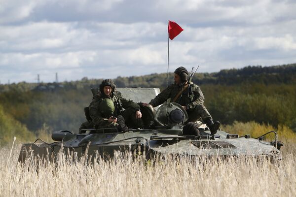 Tanquistas tomam parte em treinamentos táticos na região russa de Kostroma - Sputnik Brasil