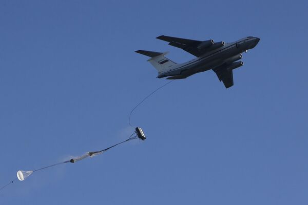 Desembarque de militares e veículos de combate desde um avião de transporte Il-76 realizado no âmbito dos exercícios das Tropas Aerotransportadas russas - Sputnik Brasil
