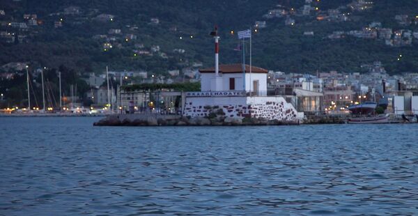 Costa da ilha grega de Lesbos  - Sputnik Brasil