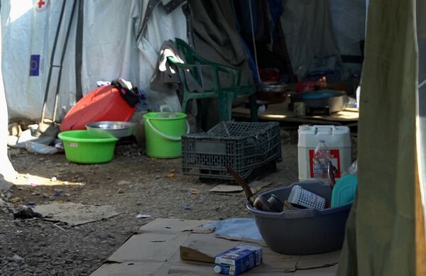 O interior de uma tenda no campo - Sputnik Brasil