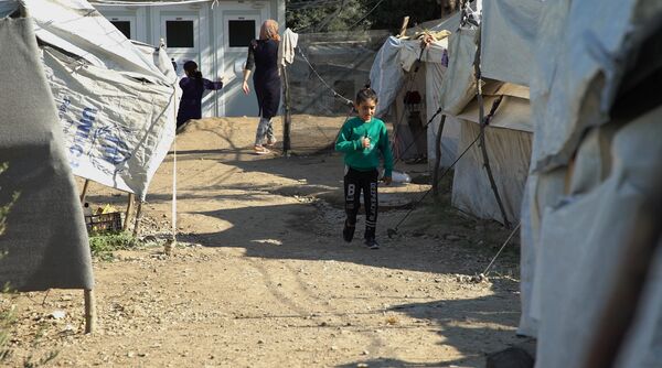 Menina caminhando pelo campo de Moria - Sputnik Brasil
