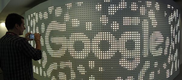 Visitante tira foto com celular no stand do Google no âmbito do Congresso Mobile World, em 28 de fevereiro de 2017, em Barcelona Visitante tira foto com celular no stand do Google no âmbito do Congresso Mobile World, em 28 de fevereiro de 2017, em Barcelona - Sputnik Brasil