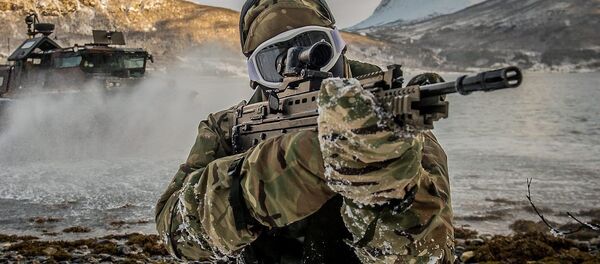 Um soldado da OTAN durante manobras militares na Noruega - Sputnik Brasil