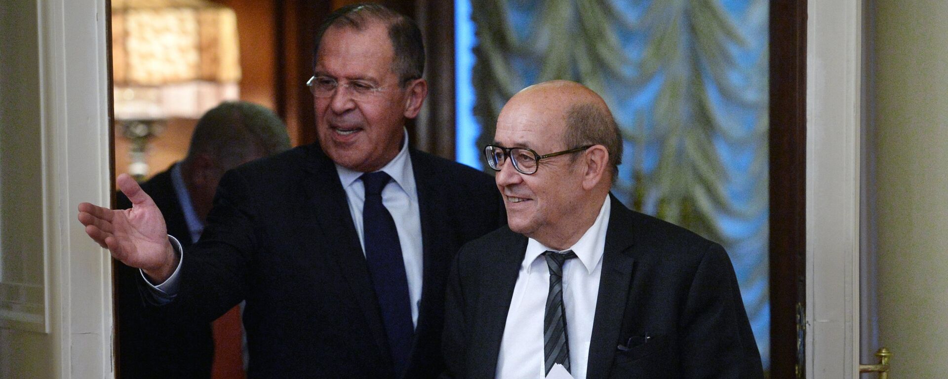 O chanceler russo, Sergei Lavrov, com o ministro das Relações Exteriores da França, Jean-Yves Le Drian, em Moscou (arquivo) - Sputnik Brasil, 1920, 19.11.2021