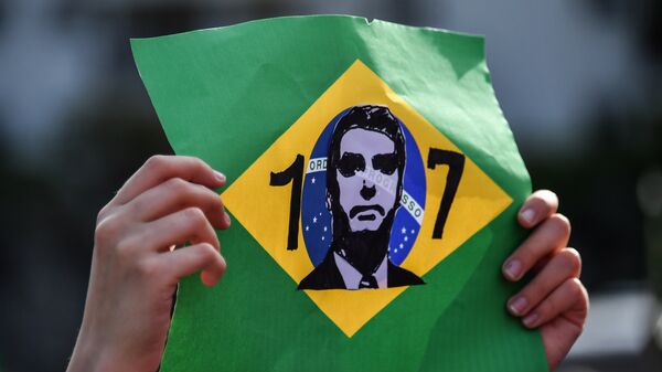 Simpatizante exibe homenagem a Jair Bolsonaro, candidato à presidência do Brasil pelo PSL, durante ato em frente ao hospital Albert Einstein, em São Paulo - Sputnik Brasil