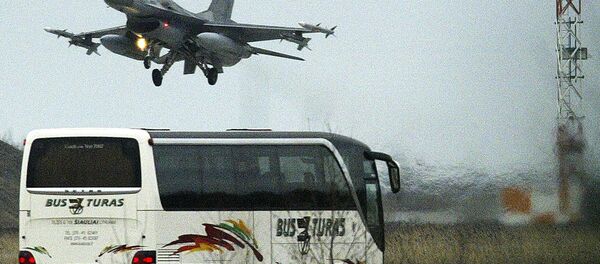 F-16 pousa em uma base belga da Força Aérea (foto de arquivo) - Sputnik Brasil