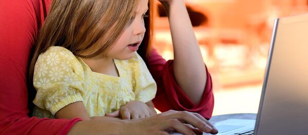 Uma criança frente ao computador - Sputnik Brasil