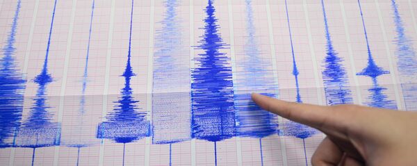 Membro da equipe do Centro de Sismologia aponta para gráfico mostrando a atividade do terremoto detectada pelo Centro de Meteorologia central em Taipé, em 20 de abril de 2015 (imagem de arquivo) - Sputnik Brasil