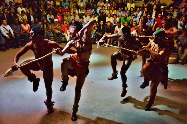 Povos africanos apresentando danças tradicionais para visitantes do centro de cultura africana Lesedi, África do Sul. - Sputnik Brasil