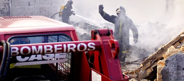 Bombeiros lutam contra incêndio em uma fábrica de têxteis em São Paulo em 31 de maio de 2005 - Sputnik Brasil