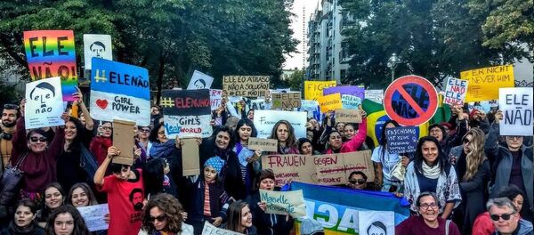 Grupo de manifestantes em Berlim, Alemanha, participa de protesto de Mulheres Contra Bolsonaro. Grupo de manifestantes em Berlim, Alemanha, participa de protesto de Mulheres Contra Bolsonaro. - Sputnik Brasil